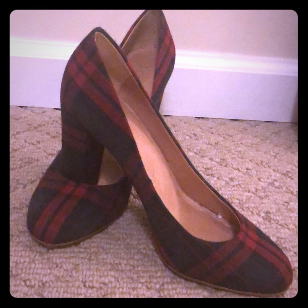 Worn once to a holiday party. Too big for me.